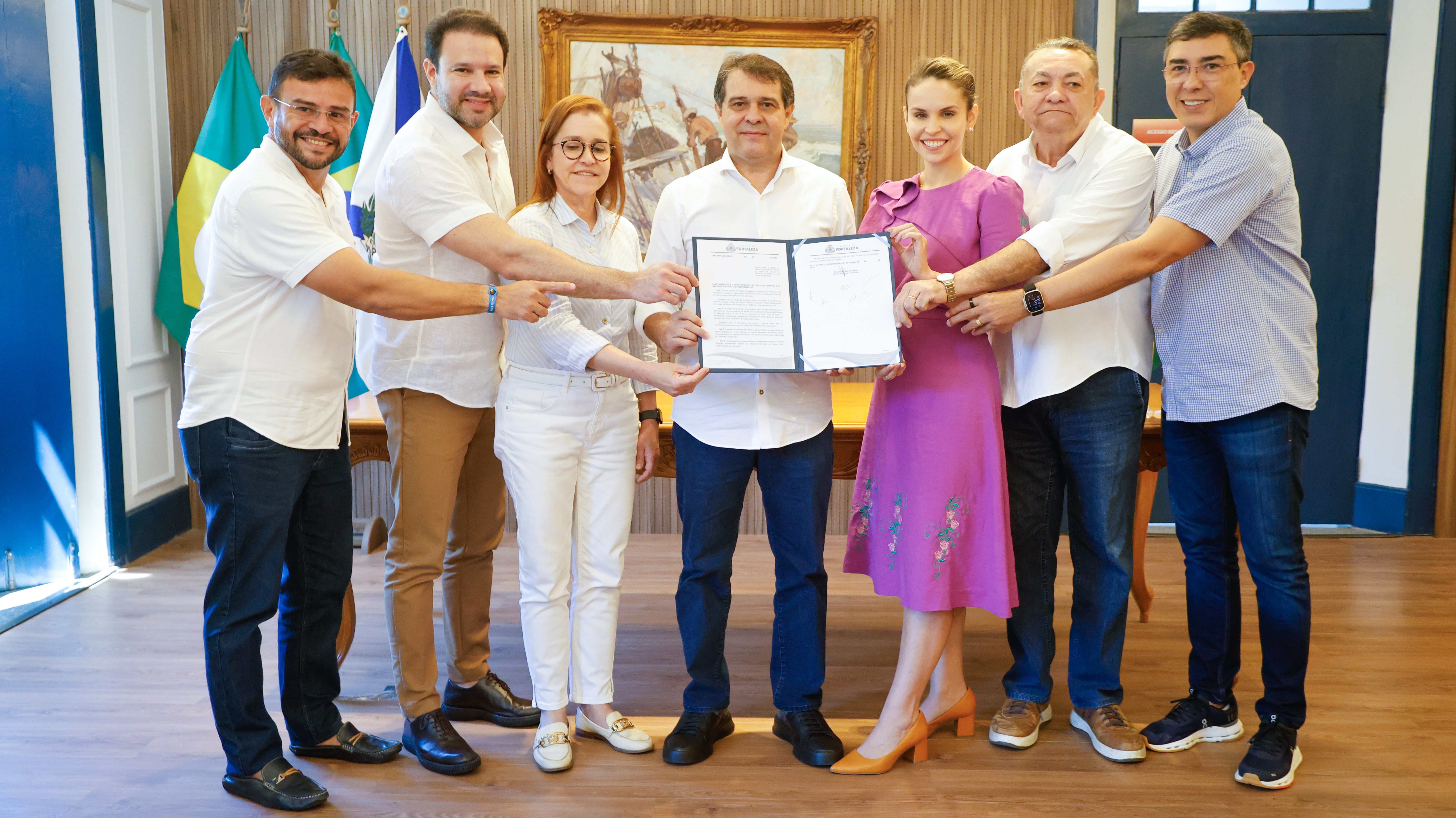 grupo de pessoas posa para a foto